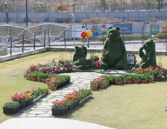 서울식물원에 설치된 곰 세마리 조형물.<서울식물원 홈페이지 캡처>